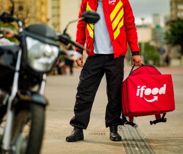 Juíza reconhece vínculo entre motoboy e operadora logística do iFood   